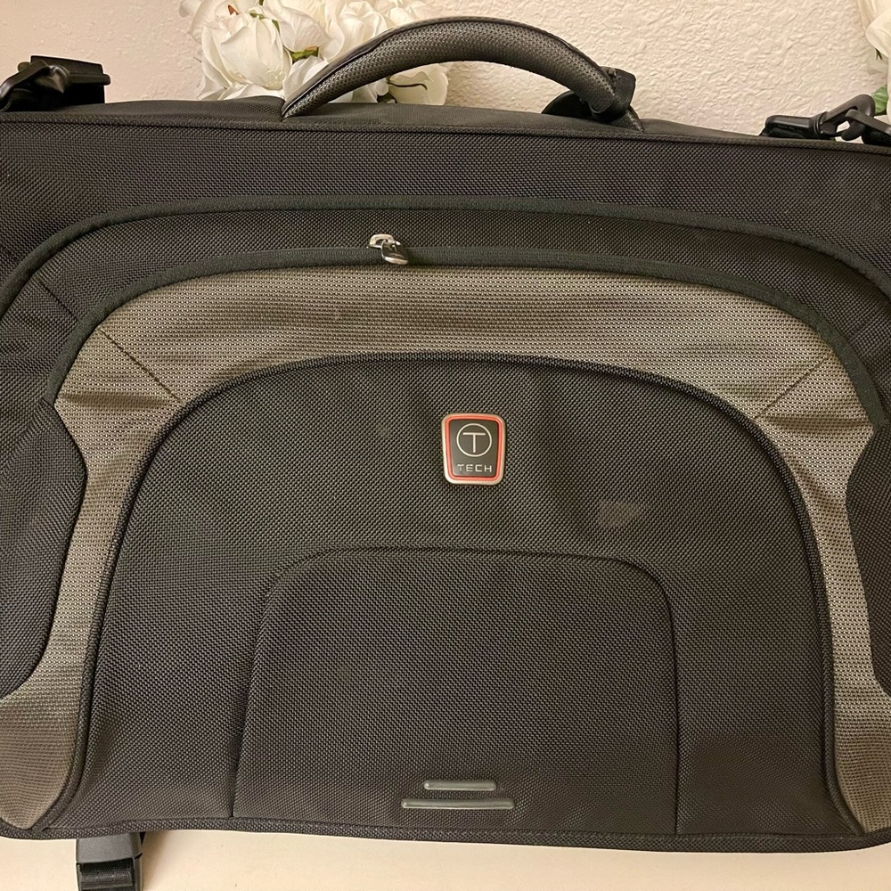 TUMI LUGGAGE 6733D TRI FOLD GARMENT BAG CARRY TYPE
TRAVEL
